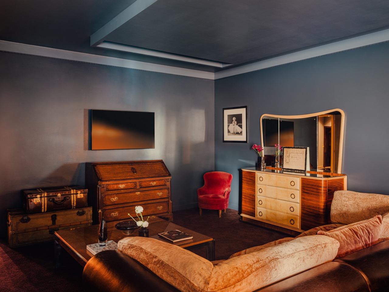 スイートの居間 · 部屋ごとに違うヴィンテージ家具を入れた。同じ部屋はひとつもない、というのがこのホテルの説明だ。ⓒAethos