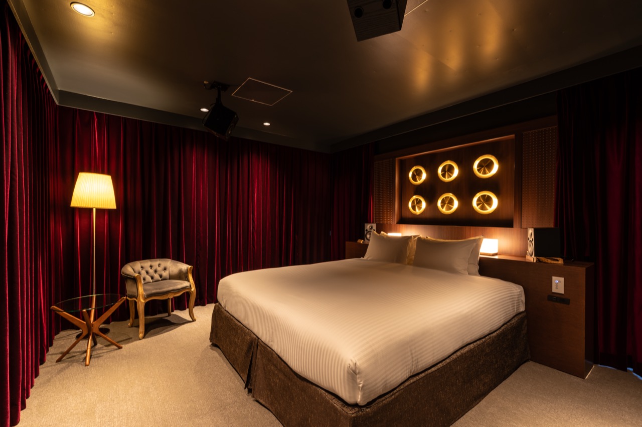 AOKI takamasaのTRAVELING ROOM · ベッドの上の6つの円がスピーカー。音を聴くためにつくり直した部屋。ⓒColumbia Works