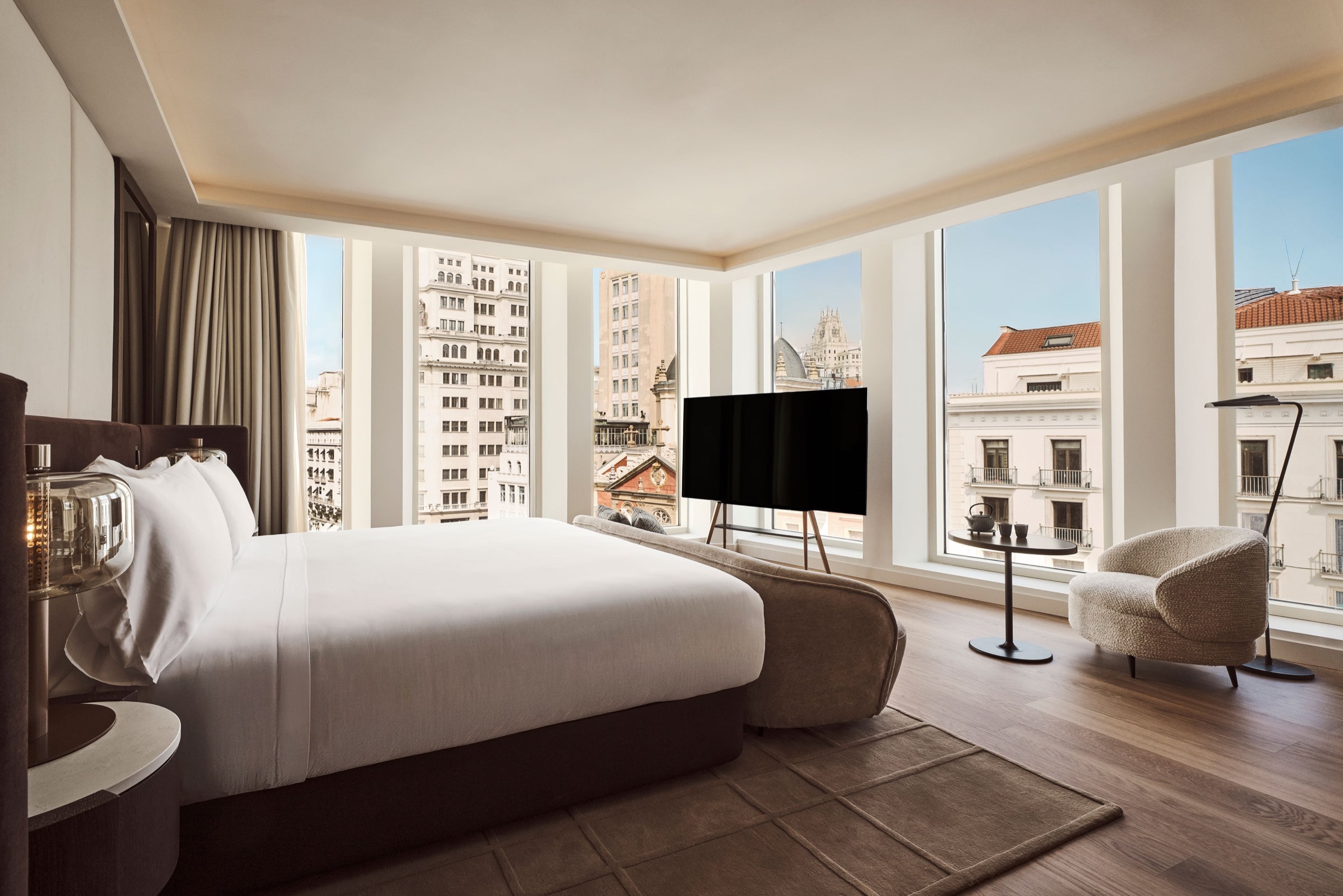 젠 스위트 · 사무소 건물의 모서리 창을 그대로 방의 두 벽으로 썼다. ⓒNobu Hotel Madrid