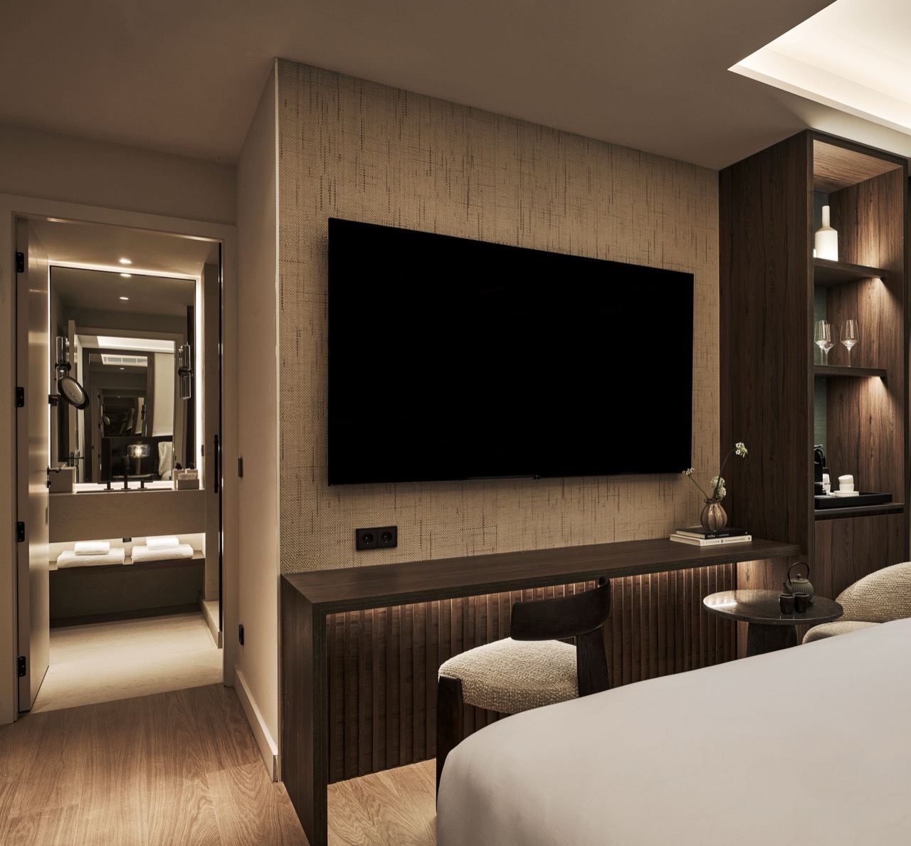 슈피리어 객실 · 짙은 원목 벽장이 옷장·책상·욕실 문을 한 줄로 묶는다. ⓒNobu Hotel Madrid
