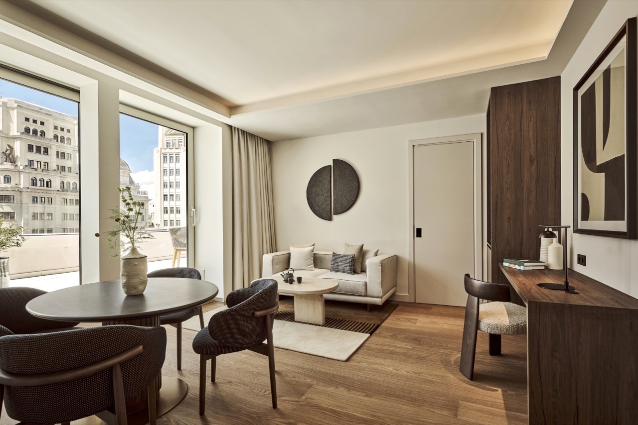 Nobu 스위트 거실 · 꼭대기 층 105㎡. 거실 창 밖으로 전용 테라스가 이어진다. ⓒNobu Hotel Madrid · FOUR Magazine
