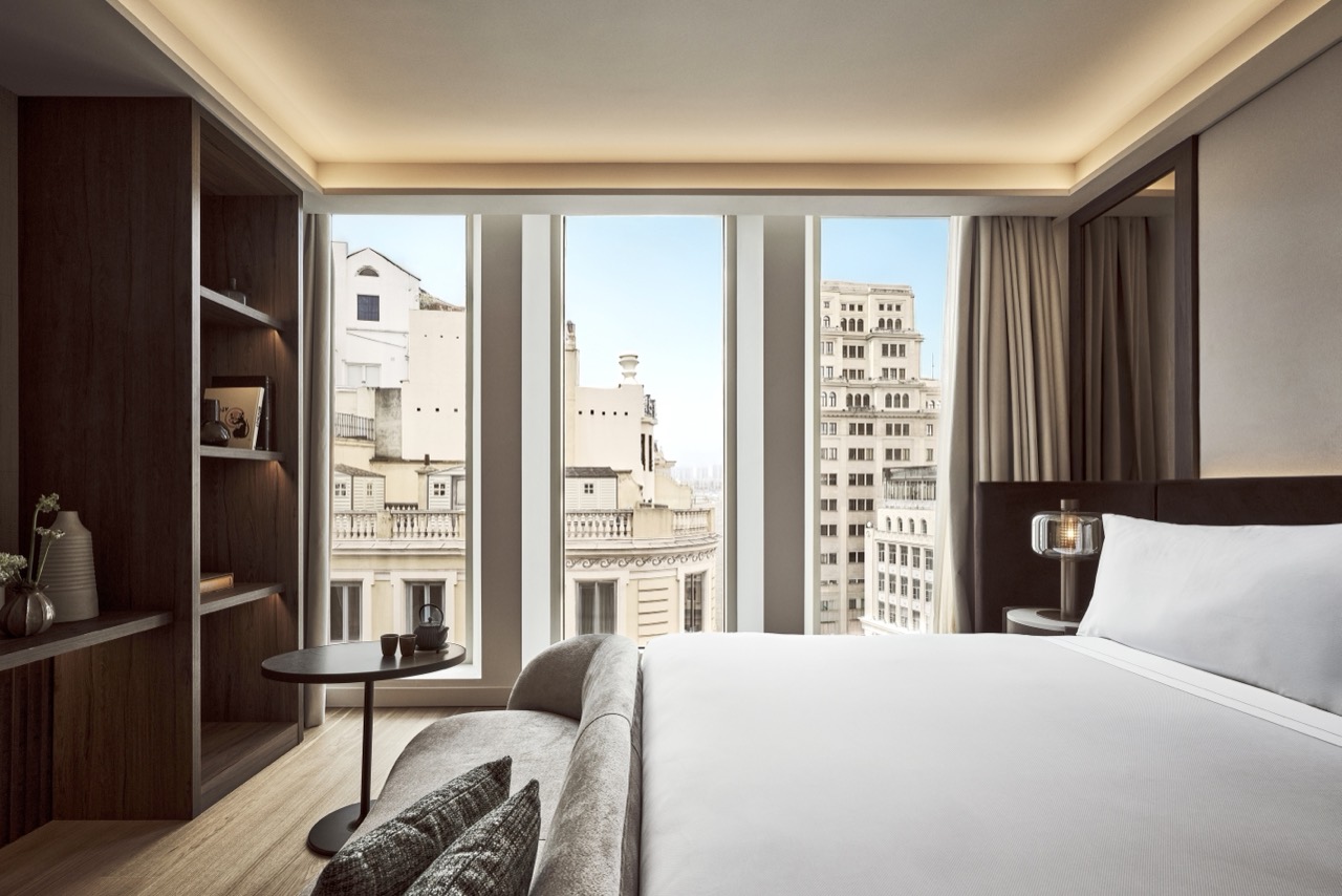 프리미엄 객실 · 옛 사무소의 창 간격이 그대로 방의 폭을 정했다. ⓒNobu Hotel Madrid · FOUR Magazine