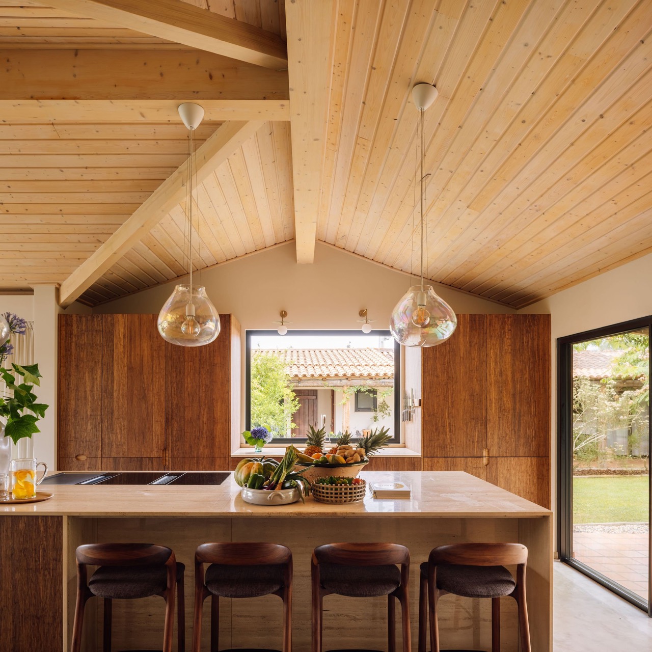 주방 · 돌 상판 한쪽에 바스툴 네 개를 붙여 손님이 앉는 자리를 만들었다. ⓒQuinta Filippa