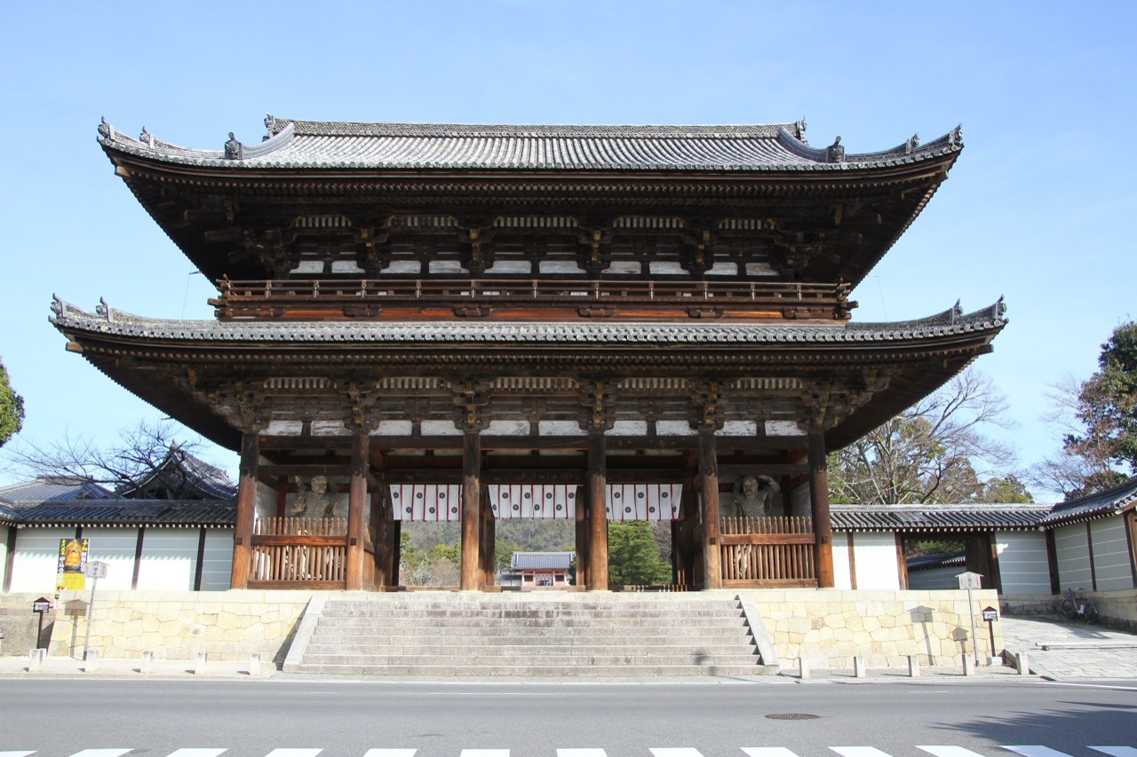 Ninna-ji Niomon · The hotel faces this gate across a single road. Ninna-ji was inscribed as a World Heritage site in 1994 along with other Kyoto temples. ⓒHyppolyte de Saint-Rambert, CC BY-SA 4.0 / Wikimedia Commons