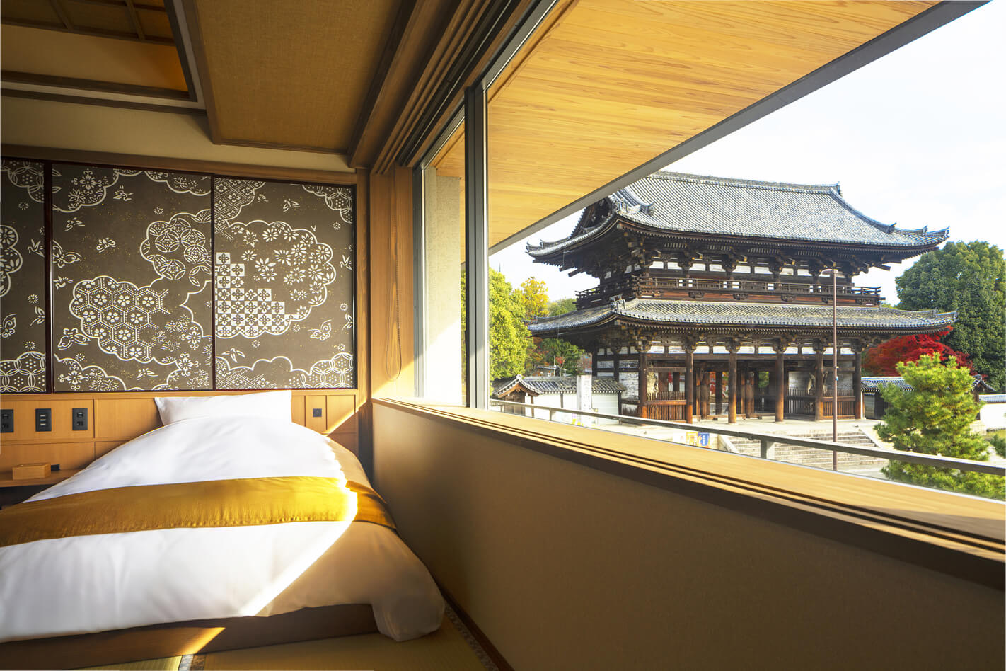 The Niomon outside the window · From some rooms the gate's roofline and pillars sit close behind the glass. ⓒKyoritsu Maintenance