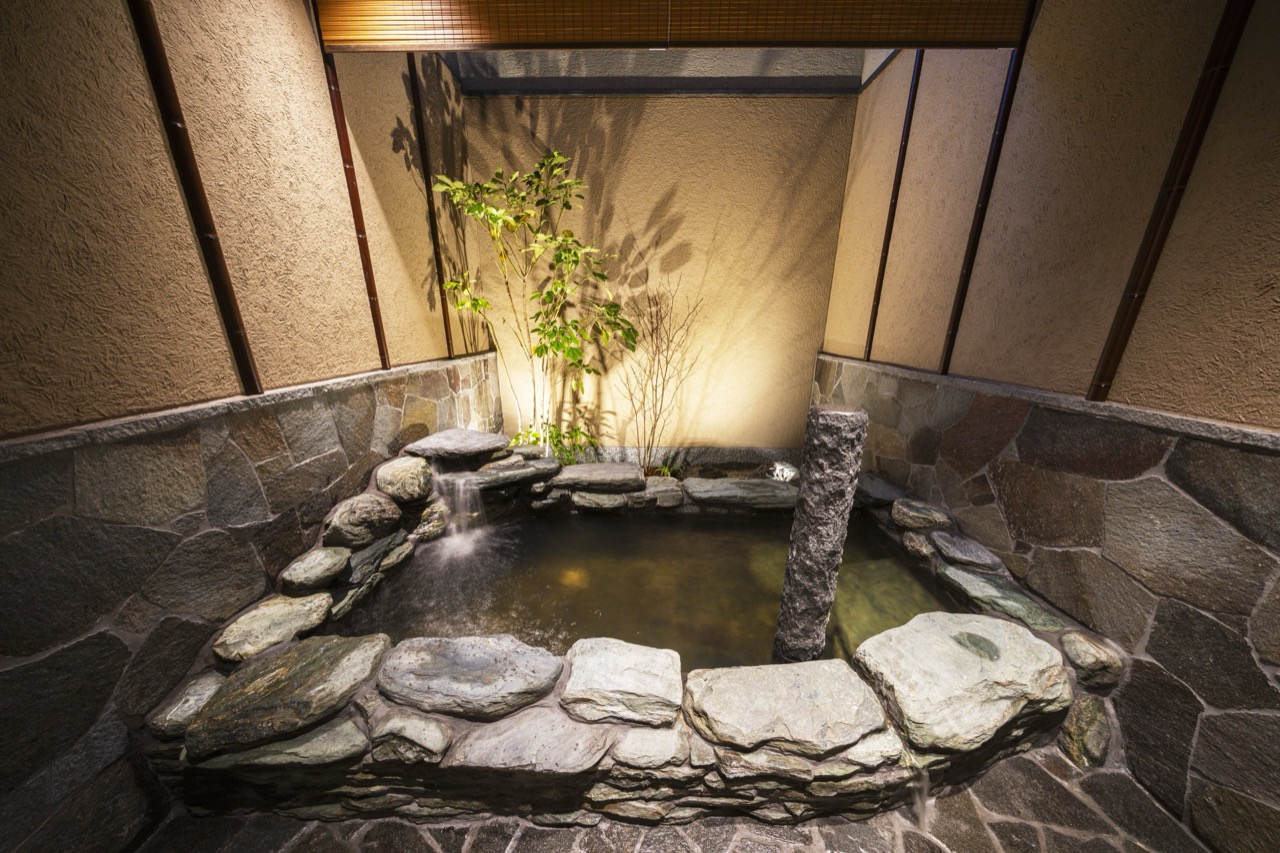 Room with a stone bath · Some rooms have a bath built of stone inside the room. ⓒKyoritsu Maintenance