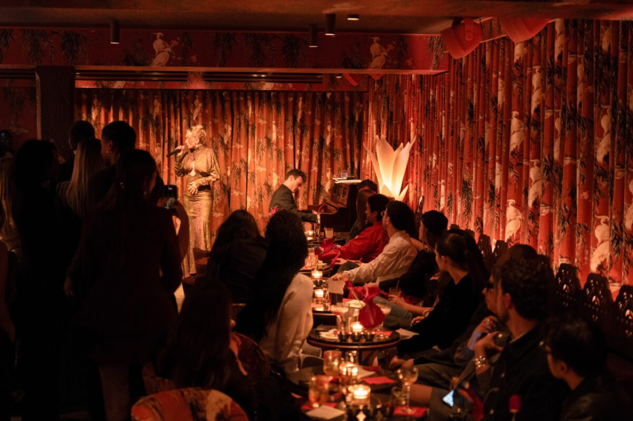 地下Lovebirdのライブ演奏 · 夜8時から3回演奏し、演奏が始まると1人20〜25ドルを取る。ⓒJ. Dionne · Diary of a Social Gal