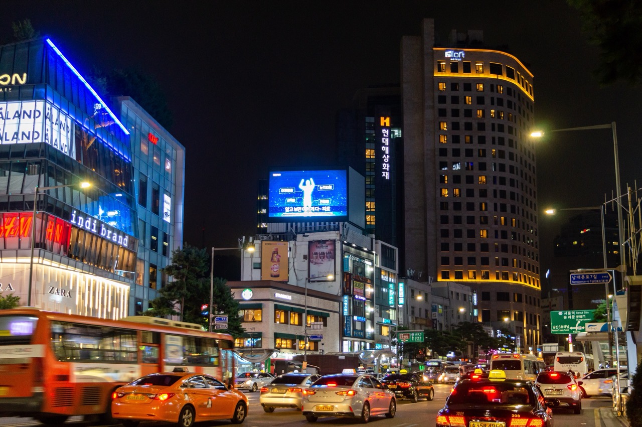 명동 입구 남대문로의 밤 · 쇼핑몰과 호텔이 붙어 선 명동 일대는 외국인 관광객 숙박이 몰리는 곳이다. ⓒTristan Surtel(Wikimedia Commons) · CC BY-SA 4.0