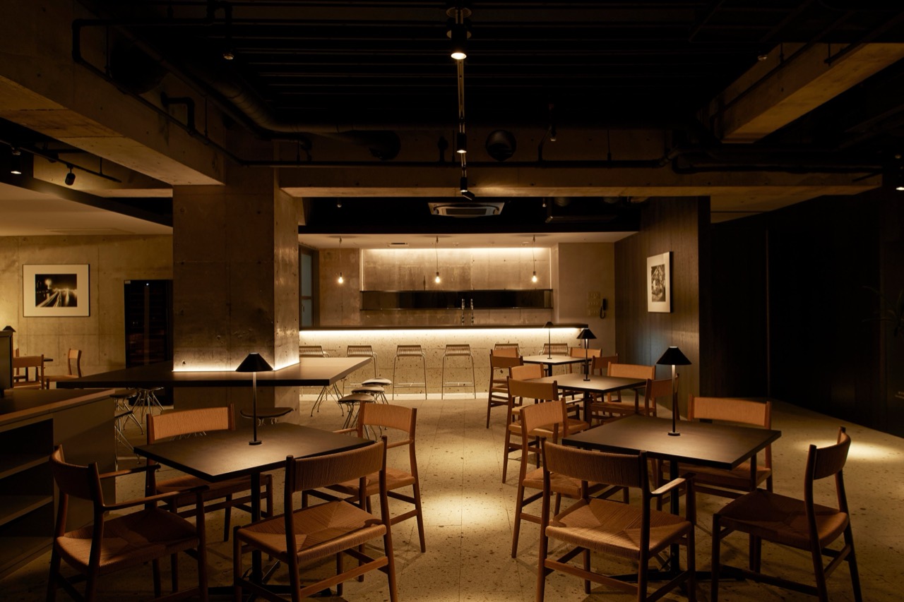 TONES LOUNGE · 아침에는 조식을 내고 저녁 6시부터 바로 바뀐다. 천장은 보와 배관을 드러낸 채 검게 칠했다. ⓒVamos · PR TIMES