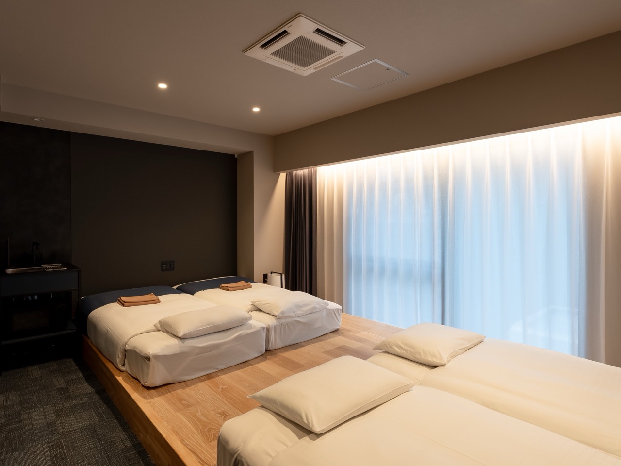 쿼드 객실 · 34.6㎡. 매트리스 네 개를 한 단 위에 붙여 깔았다. ⓒVADE HOTEL · PR TIMES