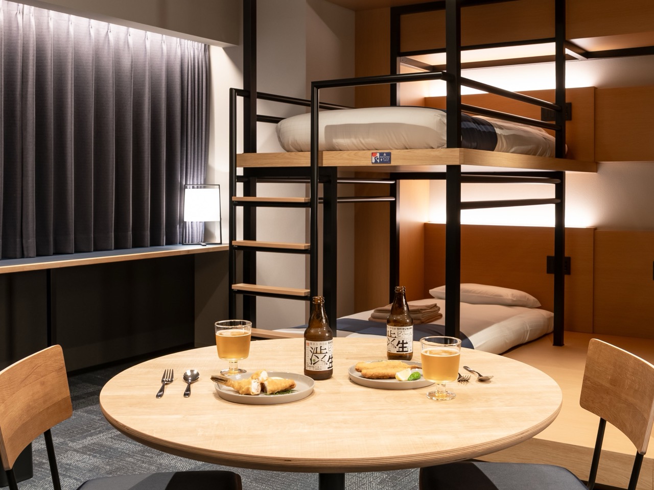 벙크 객실 · 43.8㎡. 철제 2층 침대를 세우고 방 가운데에 식탁을 놓았다. ⓒVADE HOTEL · PR TIMES
