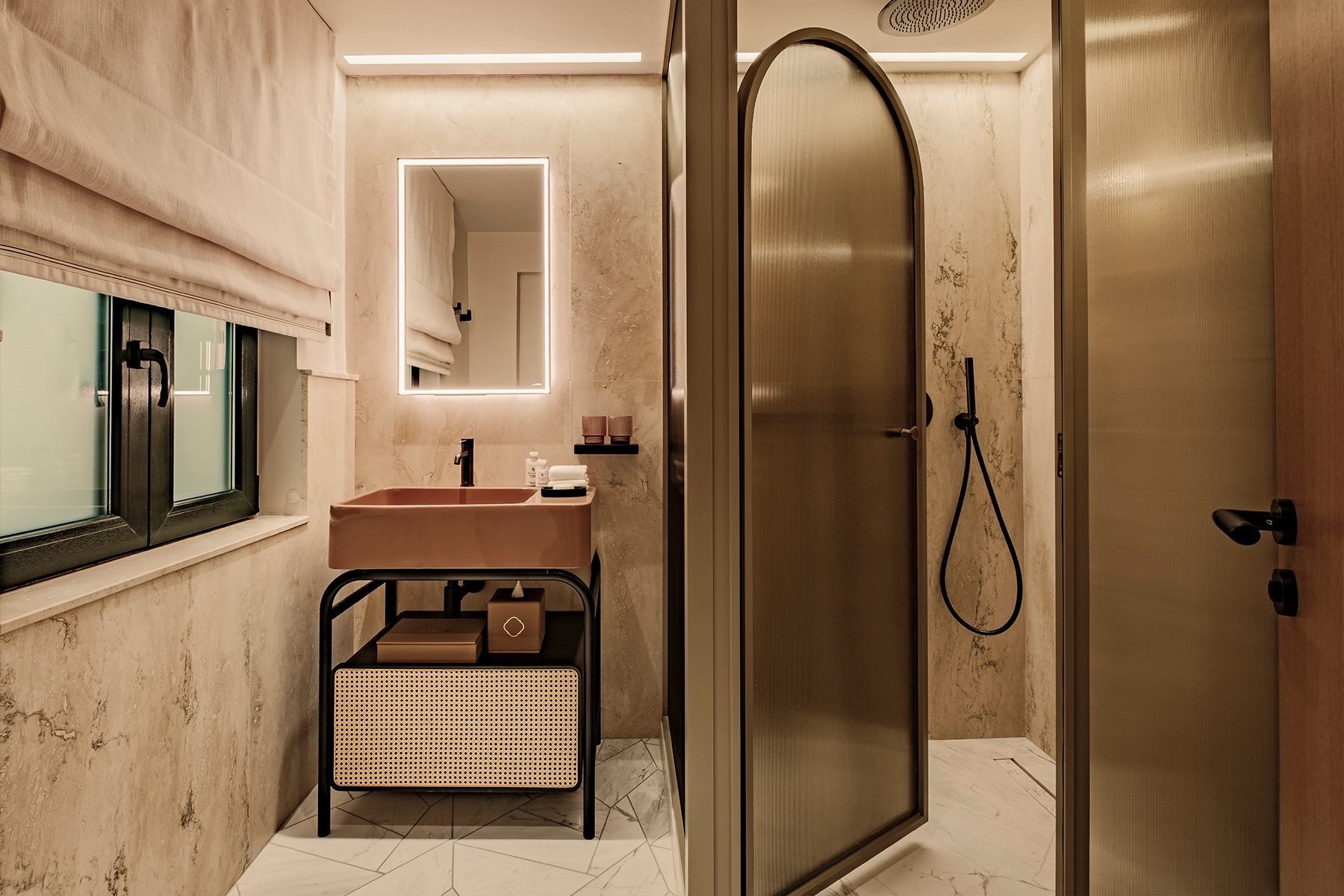 대리석 욕실 · 세면대와 샤워 부스를 대리석 벽 안에 넣었다. ⓒRomègas Hotel