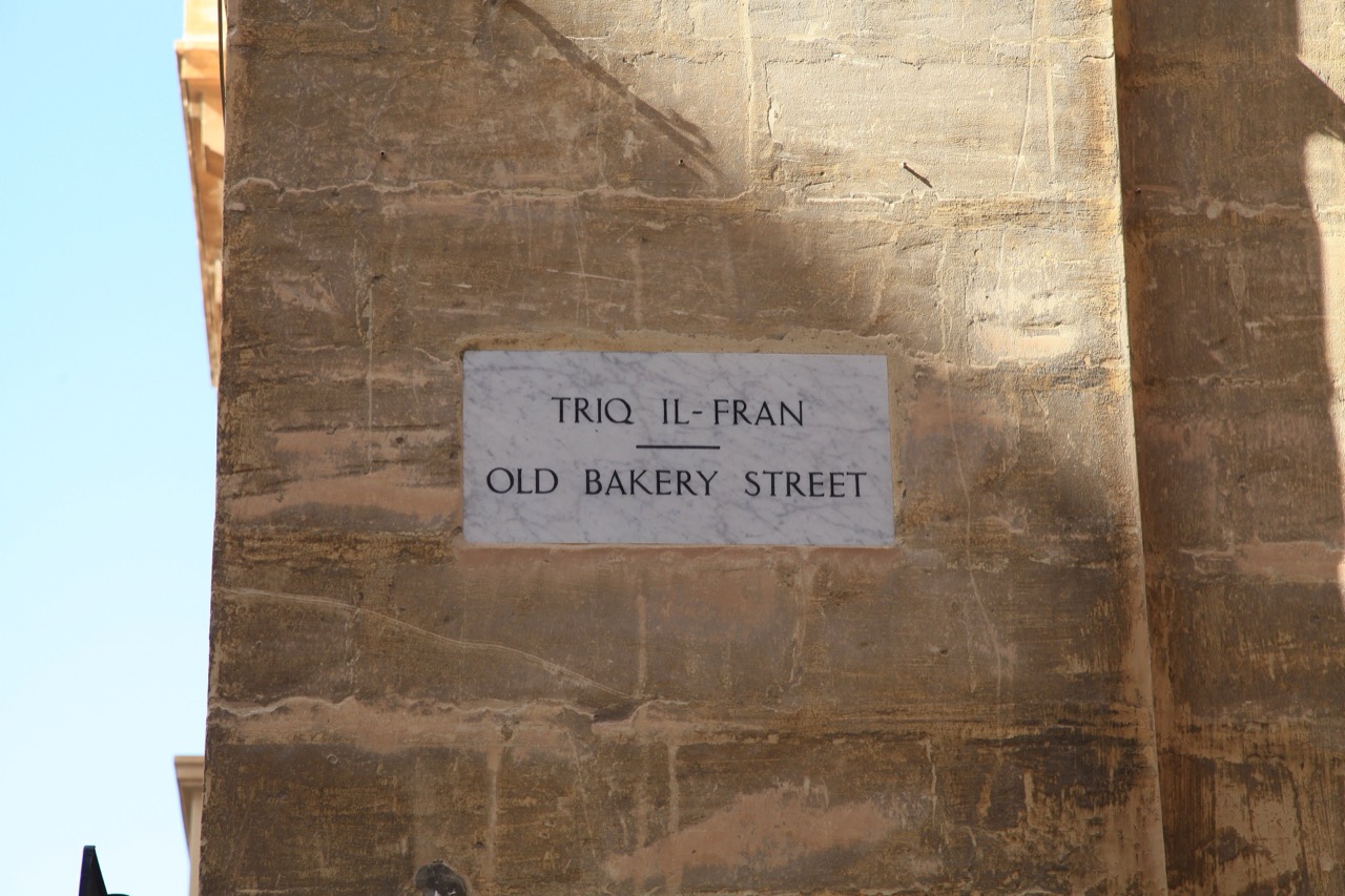 거리 이름판 · 몰타어 Triq il-Fran과 영어 Old Bakery Street를 한 판에 새겼다. ⓒFrank Vincentz · CC BY-SA 3.0 · Wikimedia Commons