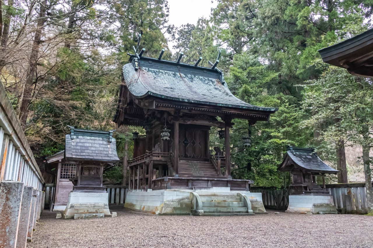 종이의 신을 모신 오카모토 신사 · 이마다테의 오카모토 신사(岡太神社)는 이 마을에 종이 뜨는 법을 전했다는 신을 모신다. 숲속에 선 본전이다. ⓒNaokijp · CC BY-SA 4.0