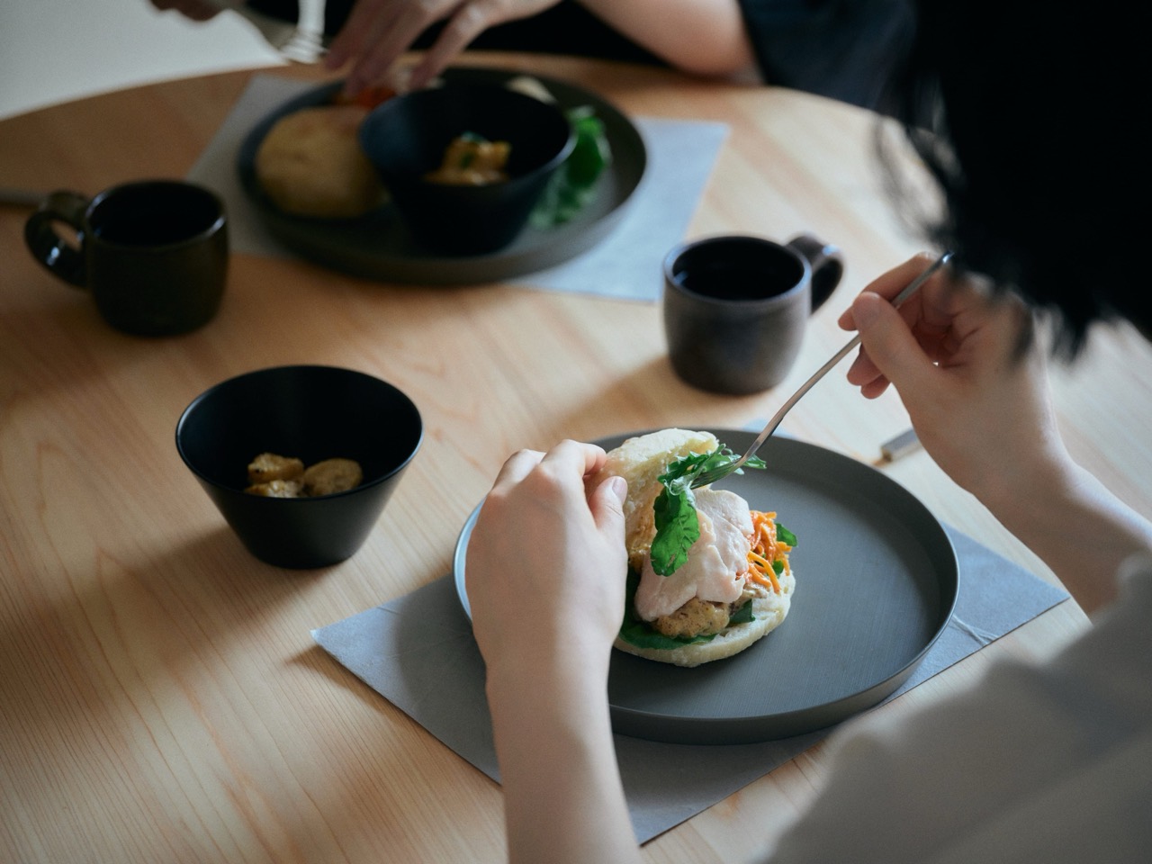 에치젠 그릇에 낸 아침 · 지역 식재료로 차린 식사를 이웃 산지의 그릇에 담는다. ⓒSOE