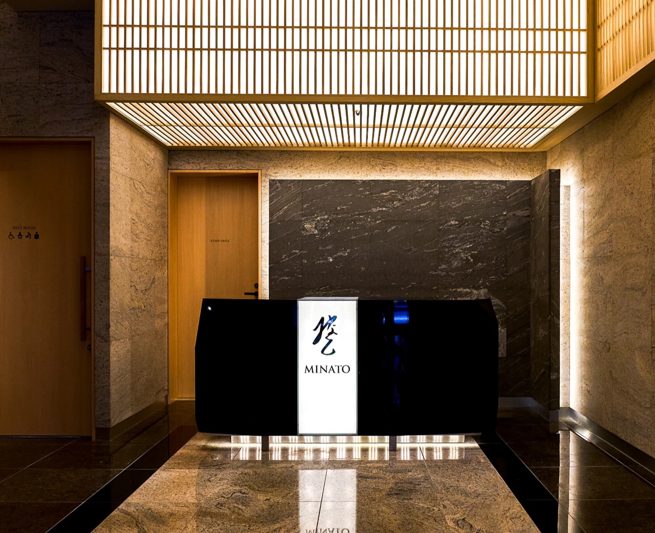 돌과 나무 살로 마감한 입구 · 체크인은 15시, 마지막 체크인은 새벽 3시다. ⓒHOTEL MINATO