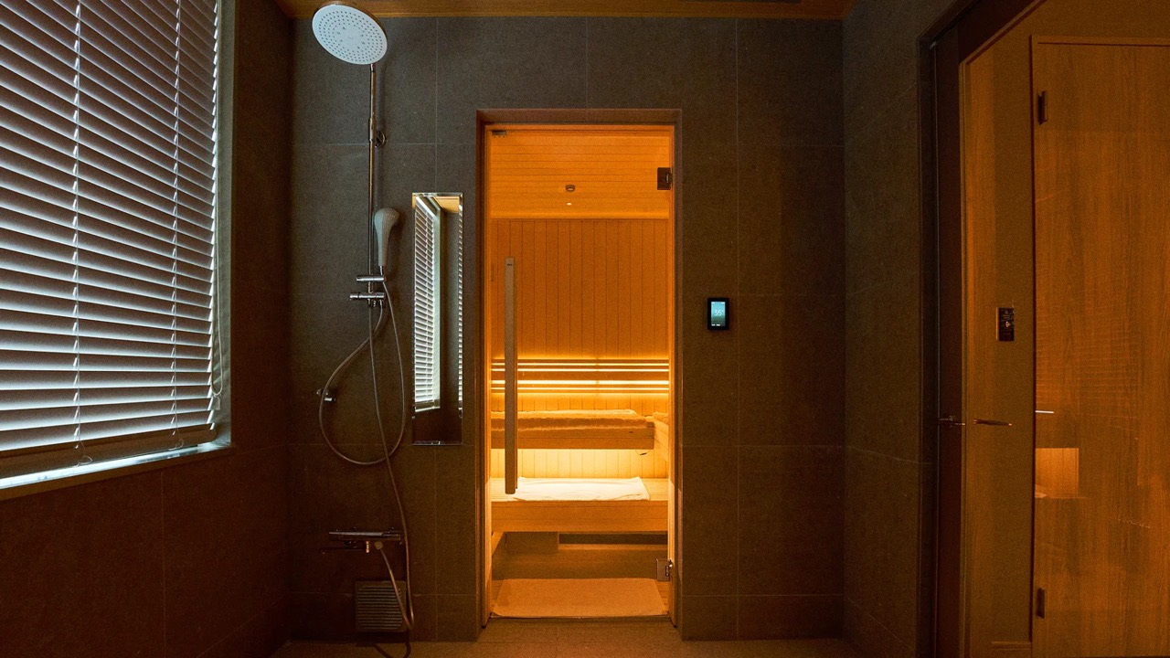 방 안의 사우나 칸 · 샤워와 사우나, 냉탕을 한 구역에 모았다. ⓒHOTEL MINATO
