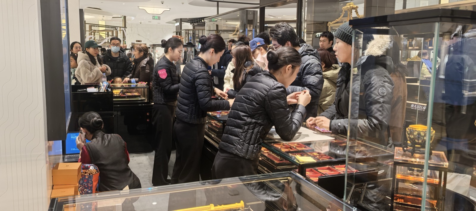 대목의 매장 안 · 2025년 춘절 연휴의 베이징 SKP 매장. 진열장마다 손님이 붙고, 직원은 한 사람씩 맡아 응대한다. 명절 첫날이면 몰 문이 열리기 전부터 줄이 선다. ⓒ中国经济网
