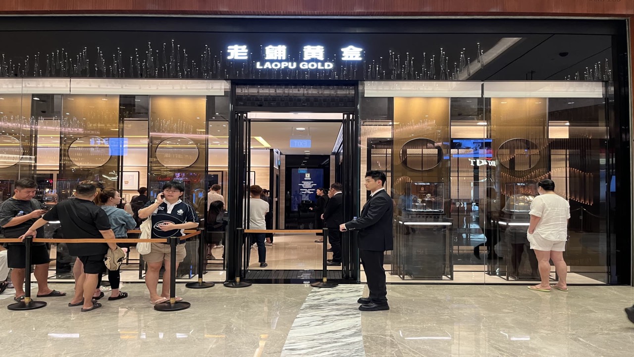 밖으로 나간 첫 걸음 · 2025년 6월 싱가포르 마리나베이샌즈(Marina Bay Sands)에 첫 해외 매장을 열었고, 개점 초기 대기는 1~2시간으로 전해졌다. 차단봉 뒤로 대기 줄이 늘어서고 직원이 문 앞에서 인원을 끊는다. 다음 목표 시장으로는 일본이 거론된다. ⓒCNBC