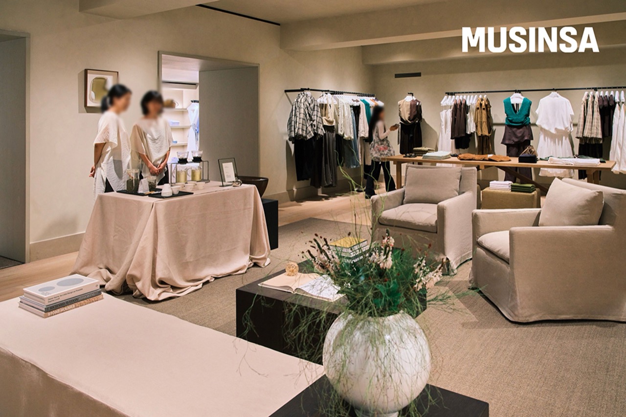 Lighting and air handling are fixed costs · Zone lighting, occupancy sensing, carbon dioxide responsive ventilation, inverter control. The Inditex group standard, installed as is. ⓒ무신사