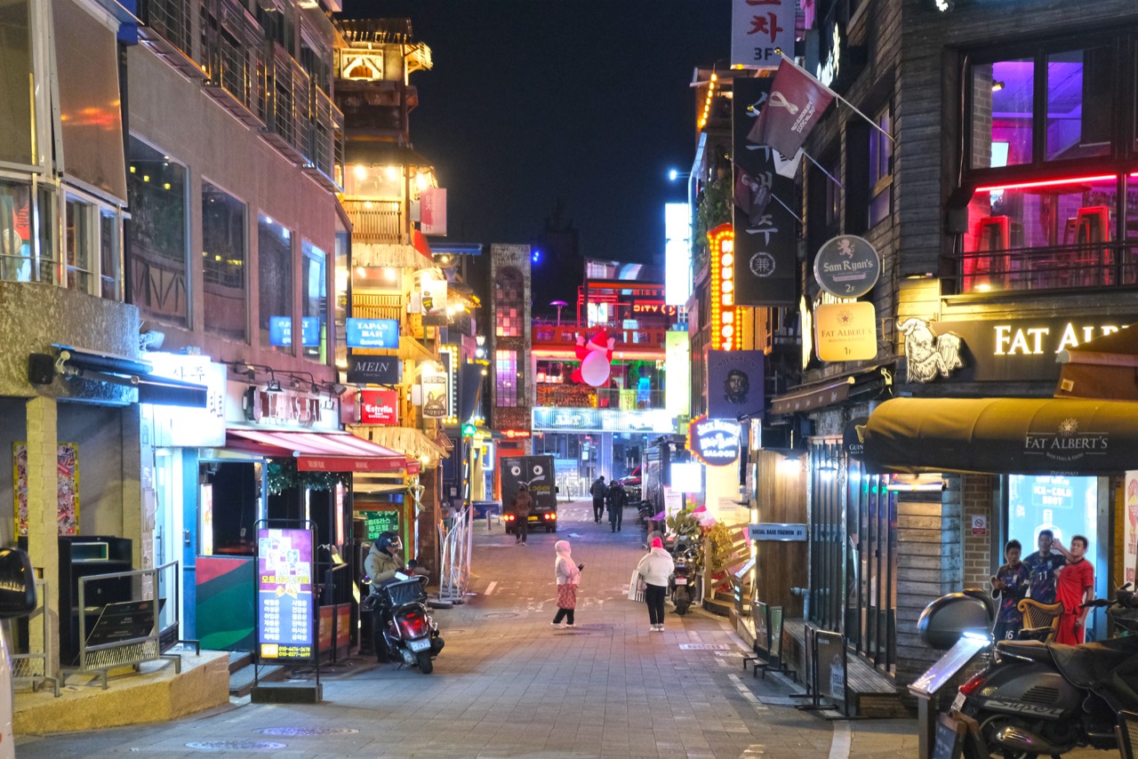 Itaewon-ro · The stretch running from Hangangjin station to Cheil Worldwide is commonly called Comme des Garcons street. ⓒWikimedia Commons