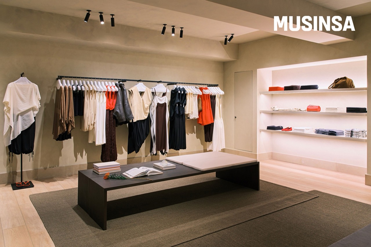 Style advisor · Consultation attached to a separate fitting room. A setup department store units never had the area for. ⓒ무신사