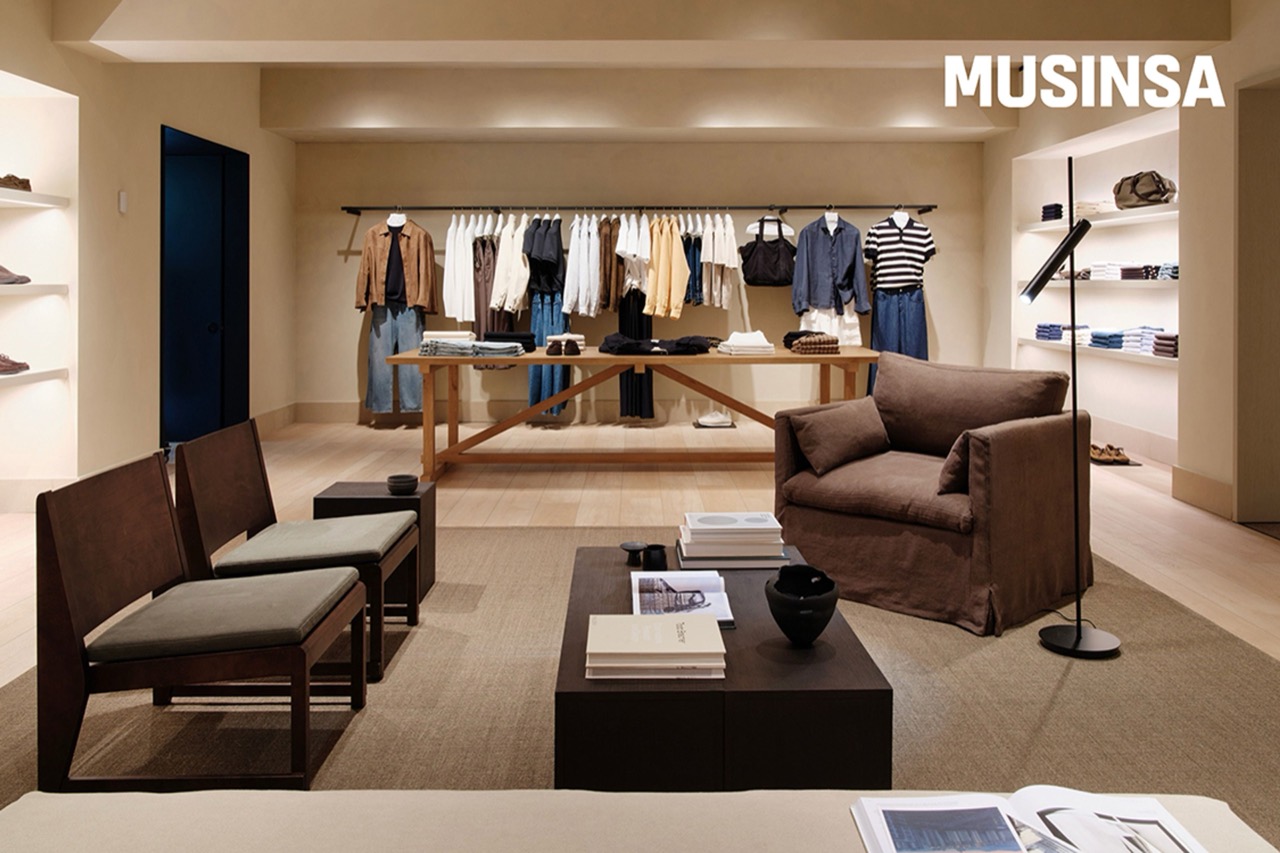 Sending people upstairs · The problem in a street store is always the upper floors. Ground floor sales have to cover the rent above as well. ⓒ무신사