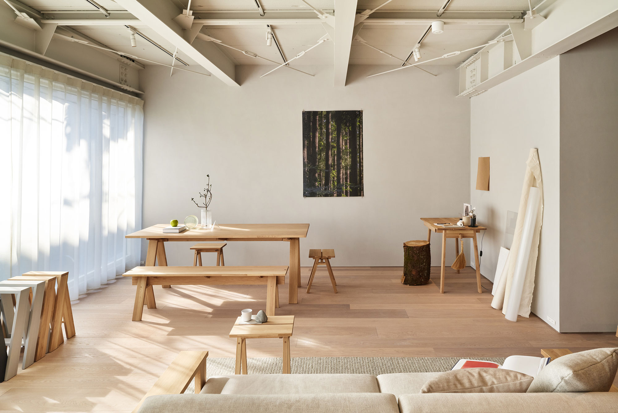西麻布、三つの層 · 2021年に開いたKarimoku Commons Tokyo。上位のラインだけを別に集めた場所だ。ⓒGessato