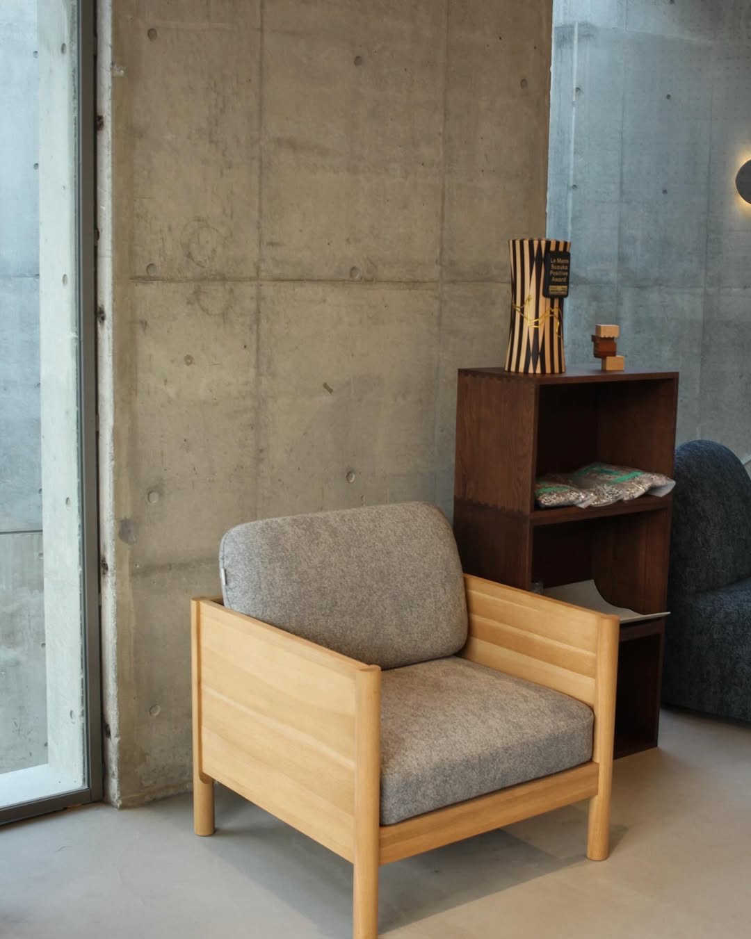 靴がクッションになる · 2026年1月にアシックスと出したCastor Lobby SofaとPolar Lounge Chair。使われなかった靴をクッション材へ変えた。ⓒCollater.al