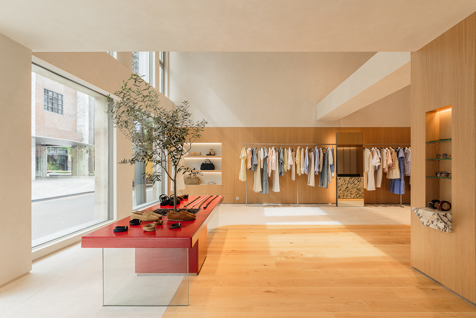 Ground floor, red lacquer · A lacquer tradition reaching back before Joseon became the central material of the ground floor. ⓒBrochu Walker, photograph by Yoon Tae-hoon