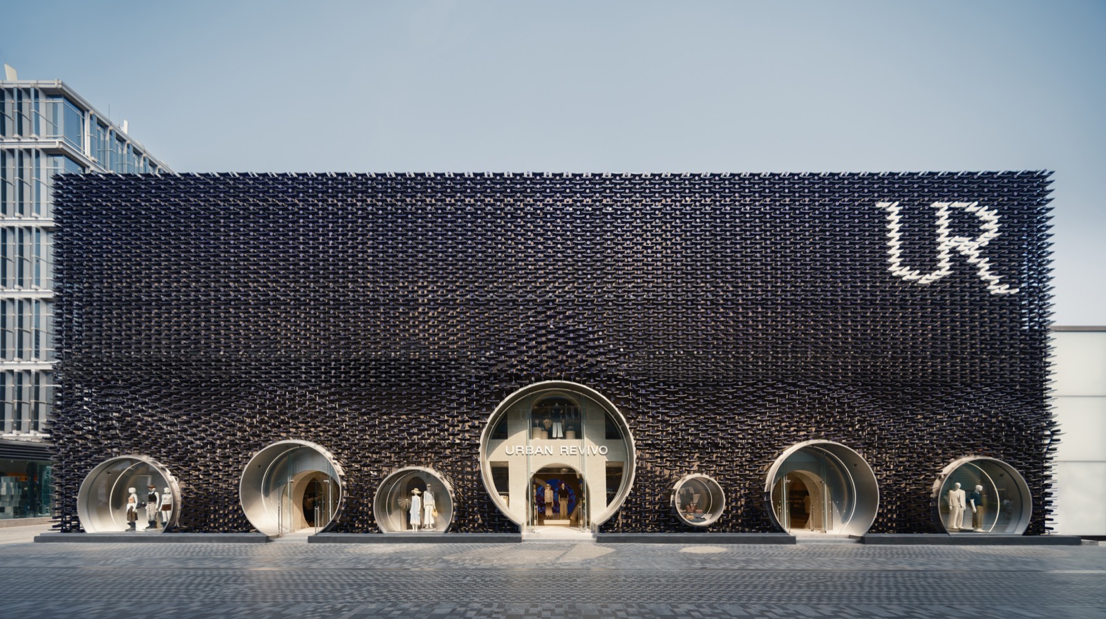 七つの穴 · 真ん中が出入口で、残る六つがショーウィンドウだ。ⓒWen Studio / MVRDV