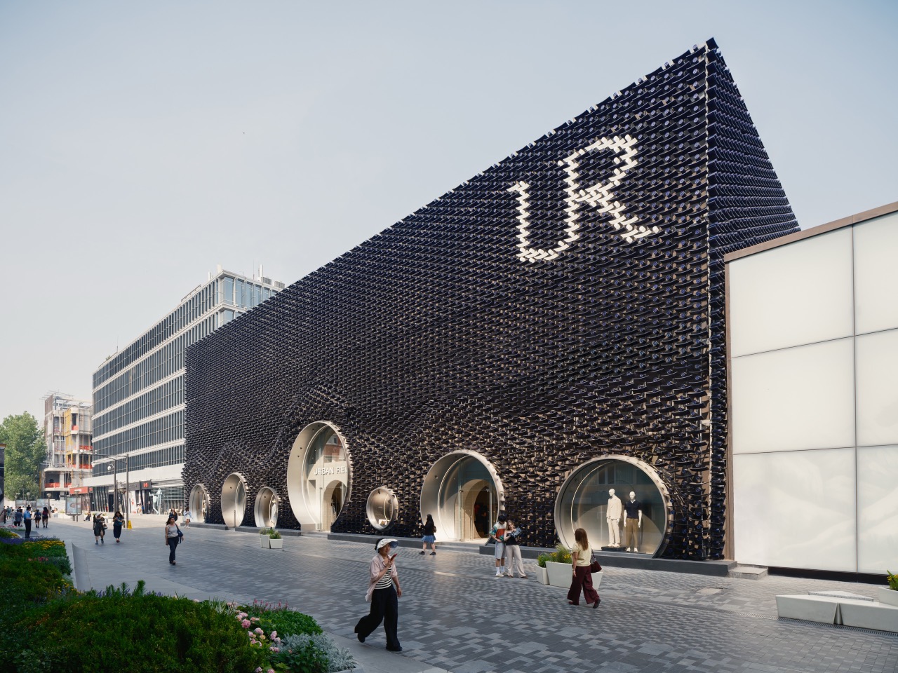 歩行者道の真ん中 · 太古里の南北の区域をつなぐ道に面する。ⓒWen Studio / MVRDV