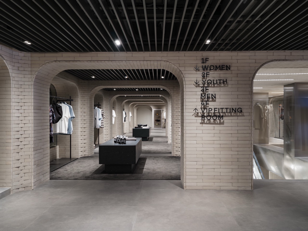 煉瓦で組んだアーチ · 1Fが女性、2Fがユース、3Fが男性、4FがVIPフィッティングルーム。ⓒWen Studio / MVRDV