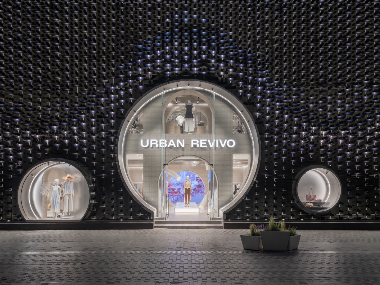 夜の入口 · 真ん中の月洞門の内側に二つの階が一度に見通せる。ⓒWen Studio / MVRDV