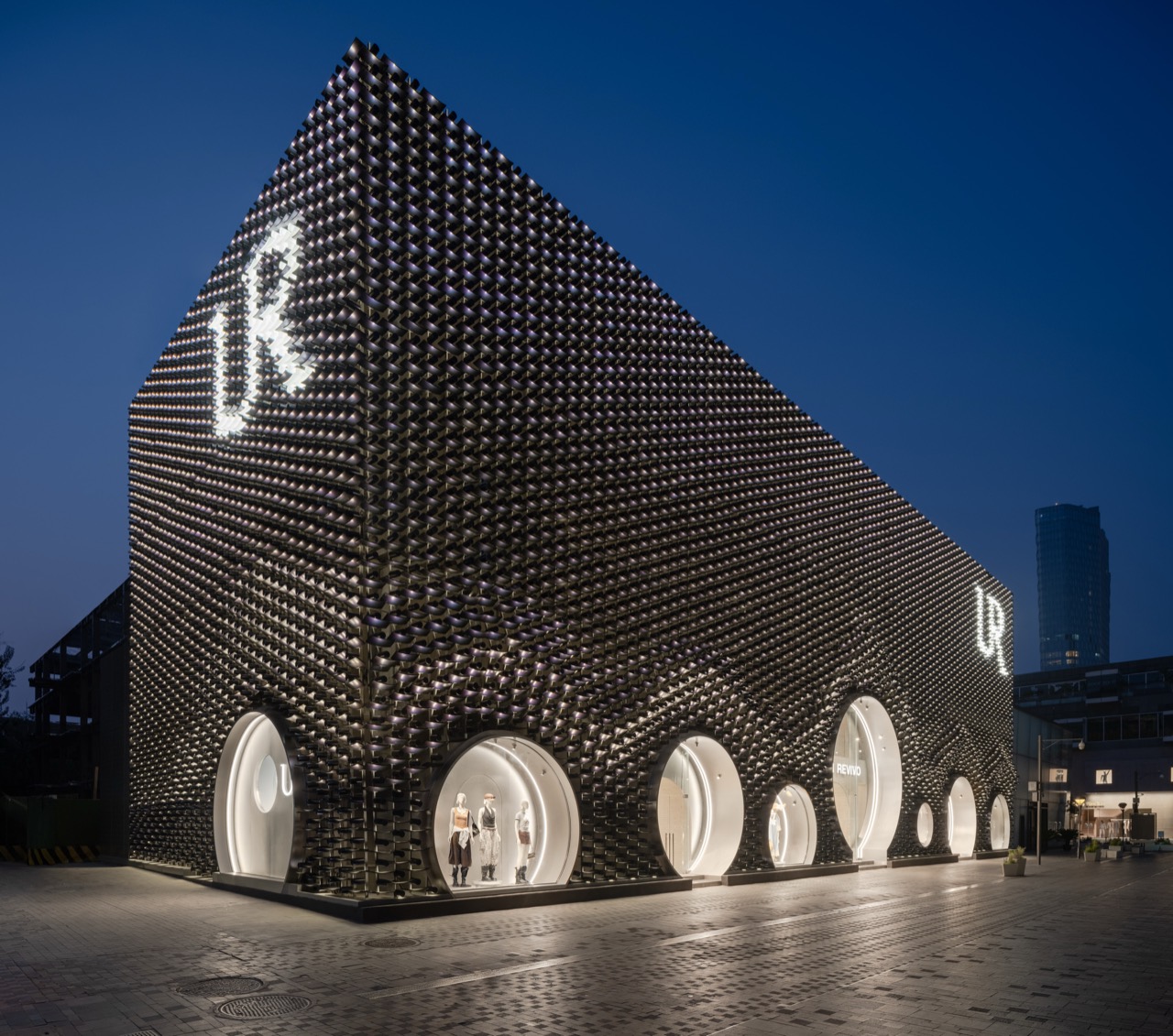 夜の外壁 · 同じ壁が昼は黒く、夜は紫に浮かぶ。ⓒWen Studio / MVRDV
