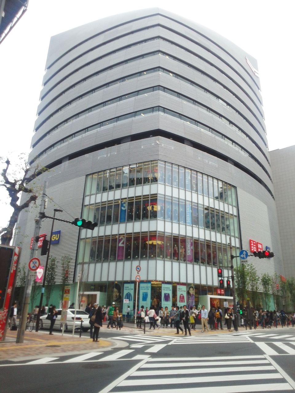 前の借り手 · 低層部にユニクロとGUが入っていたころ。2014年竣工、地下2階地上12階。ⓒWikimedia Commons