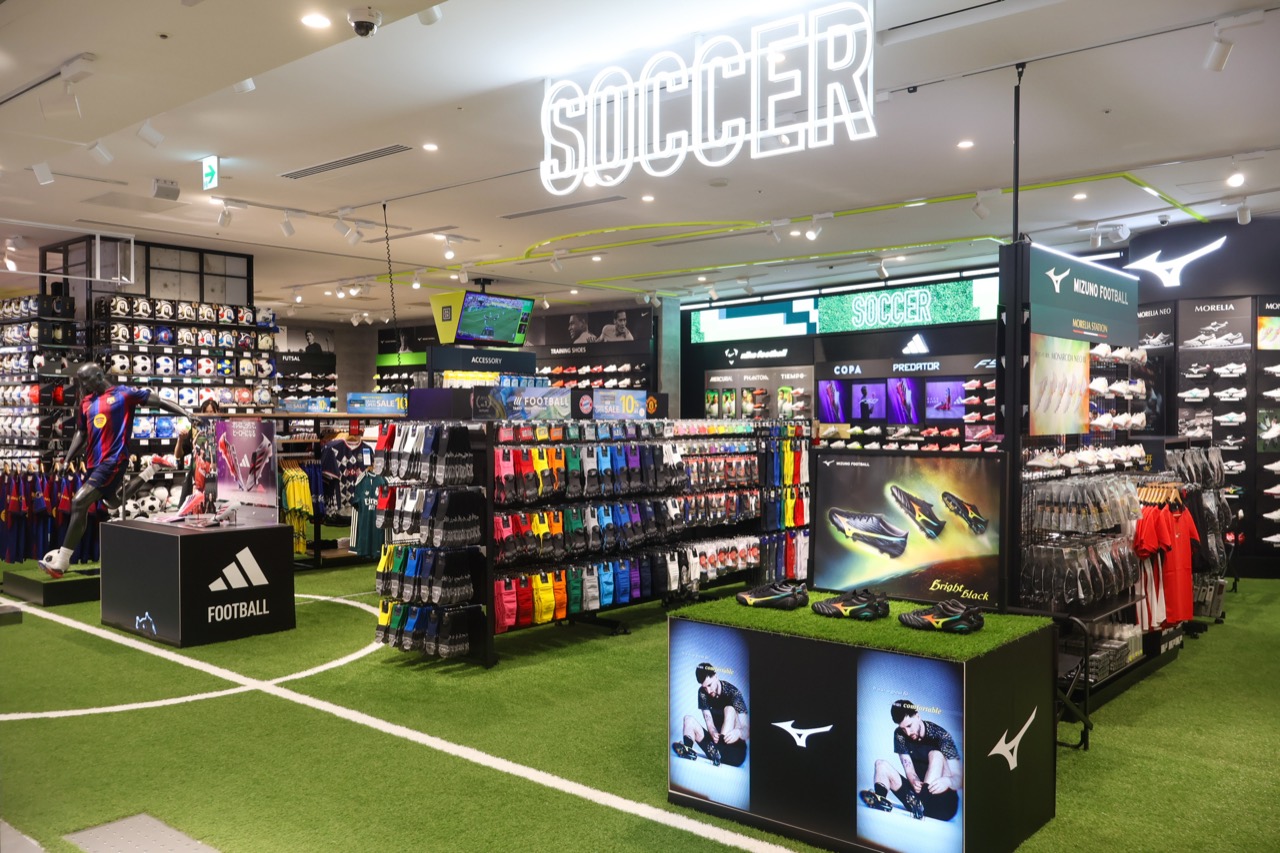 3階 · サッカーコーナーは人工芝の上に立つ。野球コーナーにはグラブを直す工房が付く。ⓒ大阪キタじゃーなる