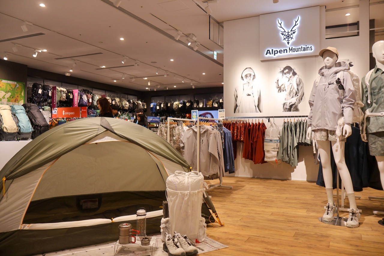 4階 · テントを張り、その奥に自社ブランドのAlpen Mountainsを置いた。ⓒ大阪キタじゃーなる