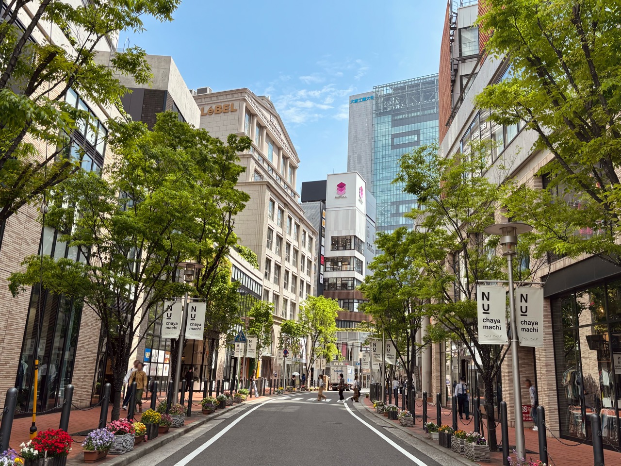 茶屋町 · 街路樹とバナーで整えた商業街。大型ファッション店が相次いで抜けた場所だ。ⓒWikimedia Commons
