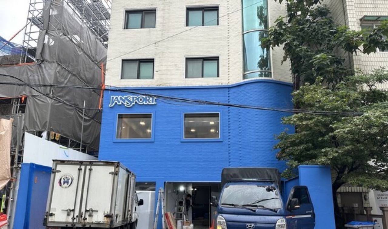 開店直前 · 7月末の同じ場所。車が2台止まれば道がふさがる。©Goodkyung Economy