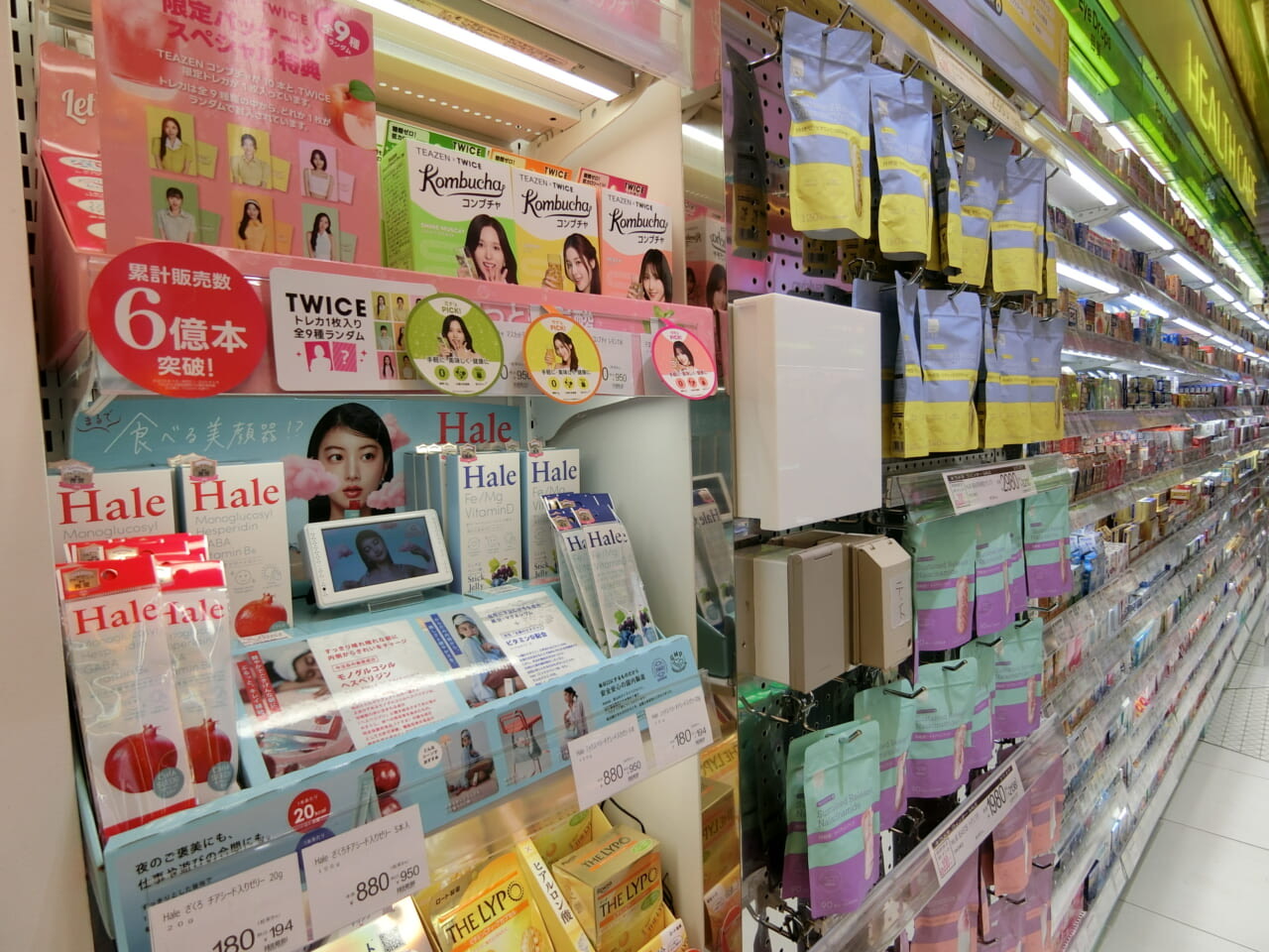 이너뷰티 · 콤부차 한 상자에 트레이딩 카드 한 장. 아래 칸은 마시는 미용 젤리다. ⓒダイヤモンド・チェーンストア