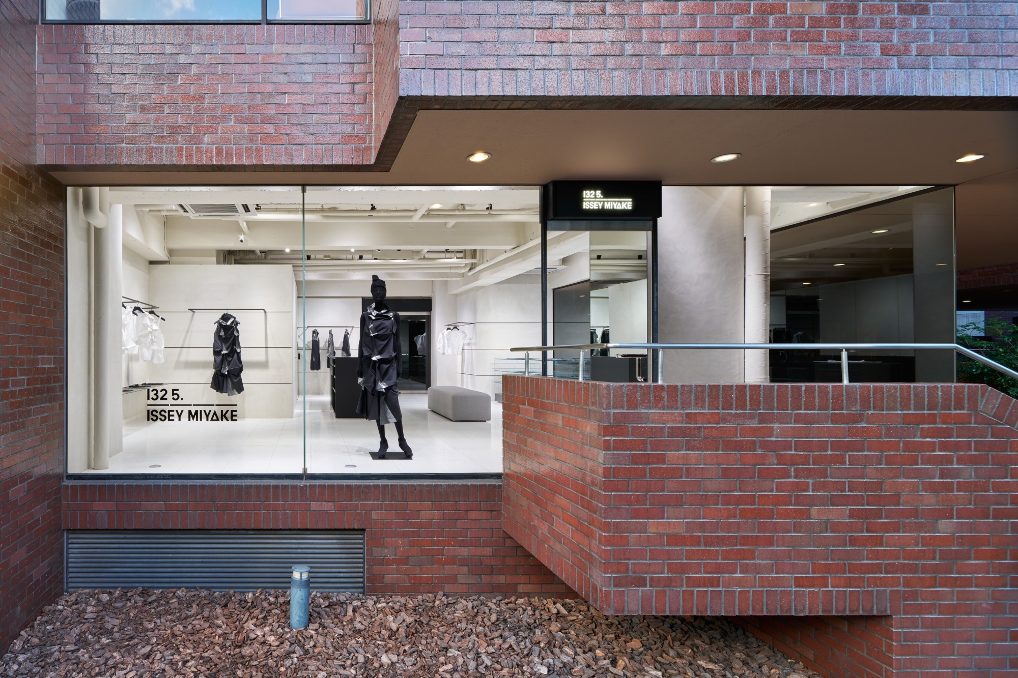 17평 · 8월 7일 문을 연 132 5. ISSEY MIYAKE / AOYAMA. ⓒISSEY MIYAKE INC. · Store design TOKUJIN YOSHIOKA + TYD