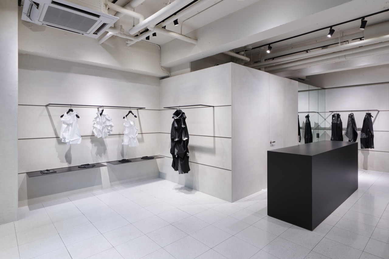 두 상태를 같이 둔다 · 같은 옷을 걸어 둔 것과 접어 둔 것이 한 벽에 있다. ⓒISSEY MIYAKE INC.