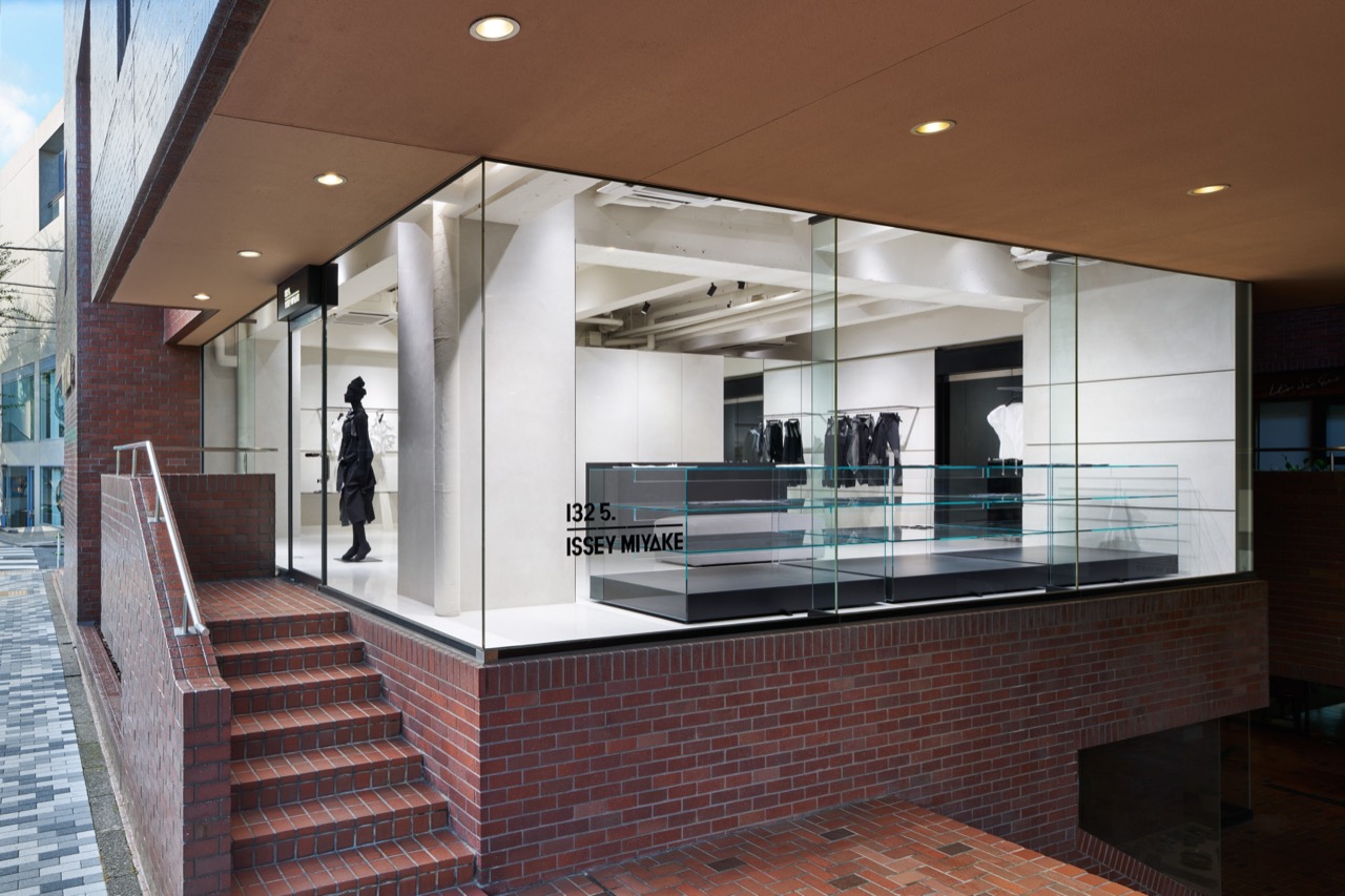 미유키도리 · 대로변이 아니라 안쪽 길에 면한 1층이다. ⓒISSEY MIYAKE INC.