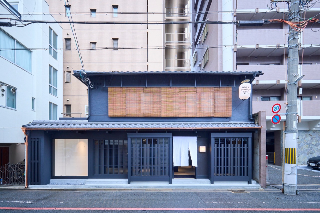 Towers behind · A street wide enough for one car, with high-rise apartments pressing in behind. ⓒSanki Shoji / PR TIMES