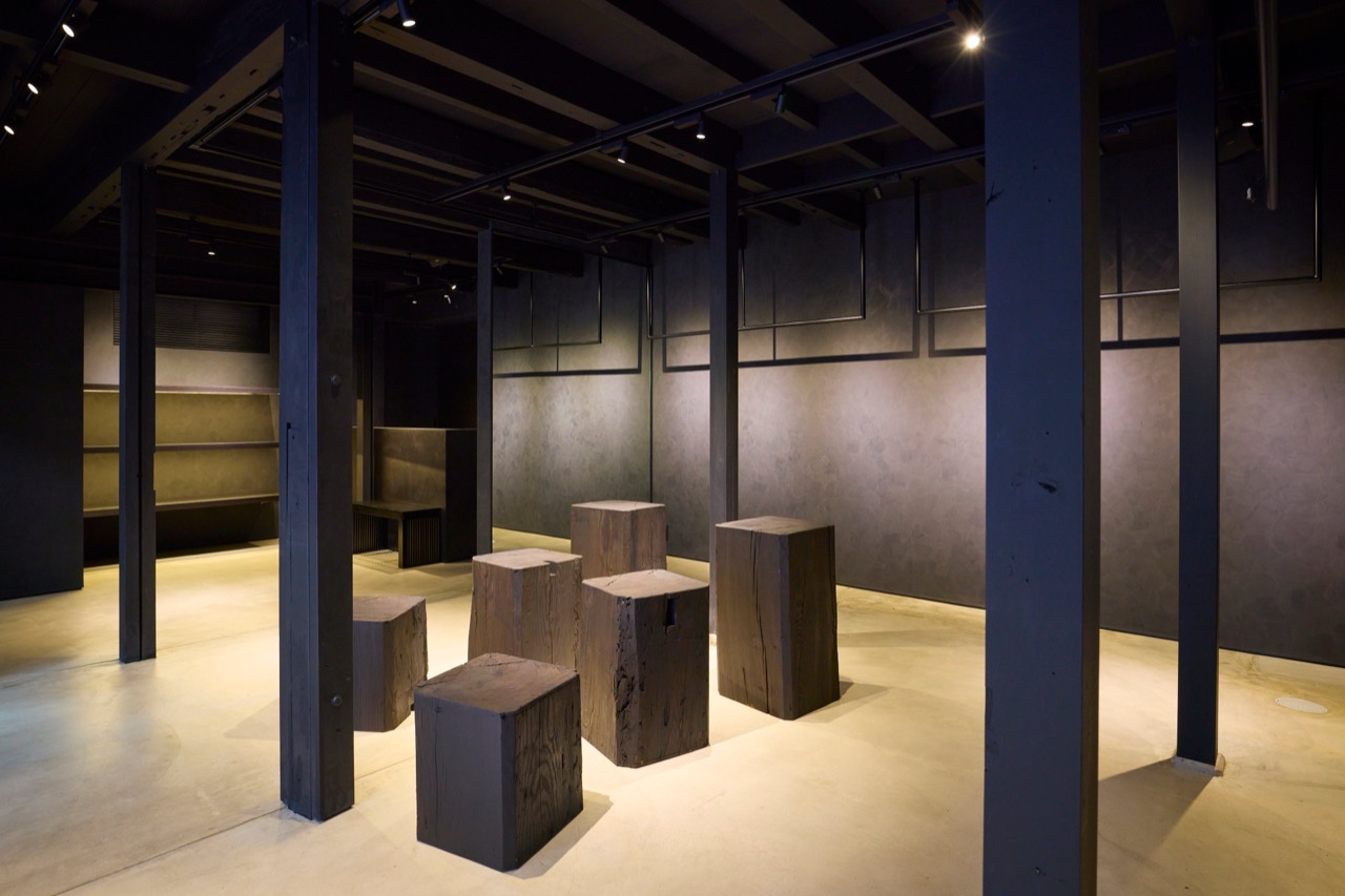 Ground floor · One rail high on the wall, six timber plinths on the floor. ⓒSanki Shoji / PR TIMES