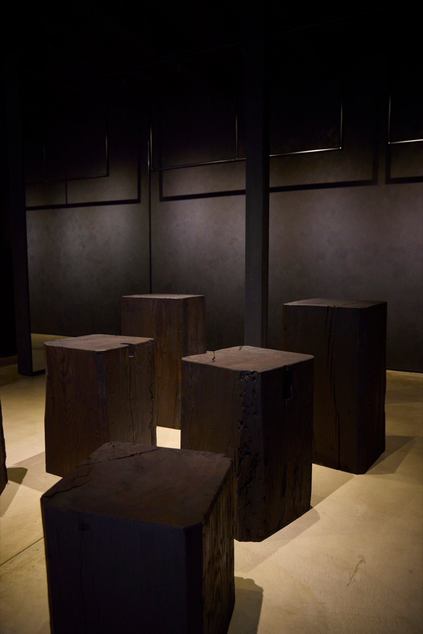 Plinths · Salvaged timber with the saw marks left in. ⓒSanki Shoji / PR TIMES