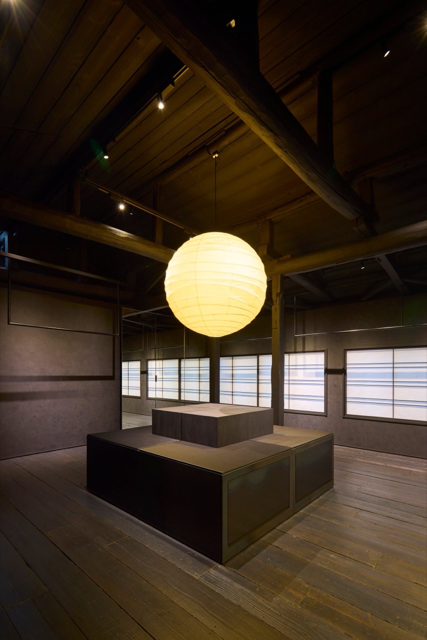 Upper floor · The timber frame left as it was, with one lantern added. ⓒSanki Shoji / PR TIMES