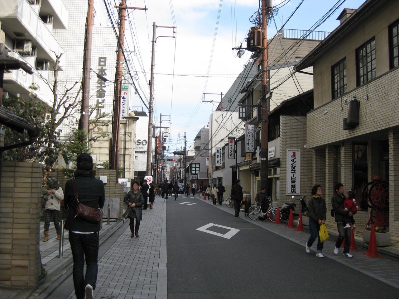 One block · The store sits one block north of Sanjo-dori. ⓒWikimedia Commons