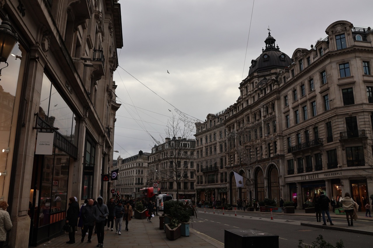 2024년 1월 · 오른쪽 저층에 TED BAKER 간판이 아직 남아 있던 무렵의 거리. ⓒDiscoA340 / Wikimedia Commons, CC BY-SA 4.0